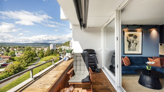 Balkong på 7 m² med nydelig utsikt over det grønne nærområdet. Foto: Hanne Bruland