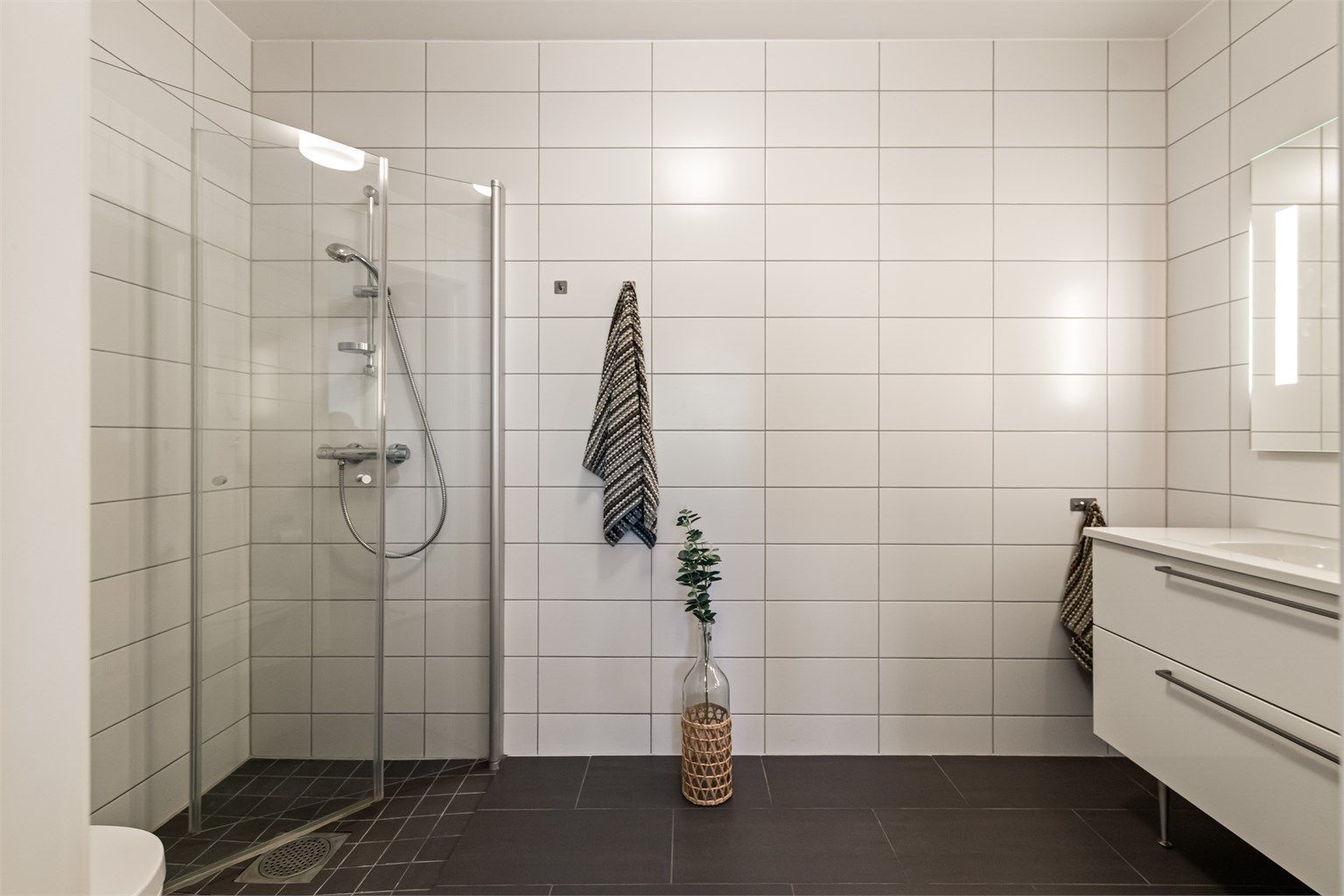 Flislagte overflater med varmekabler i gulvet.