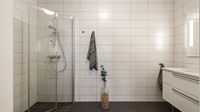 Flislagte overflater med varmekabler i gulvet.