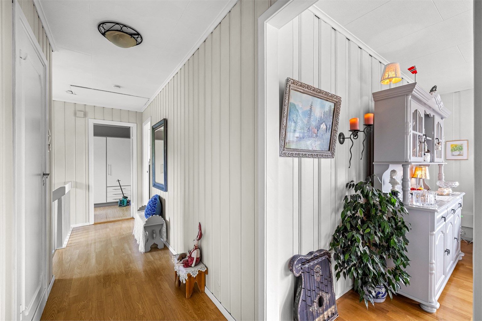 Detaljer fra gangen som leder inn mot stue og spisestue.