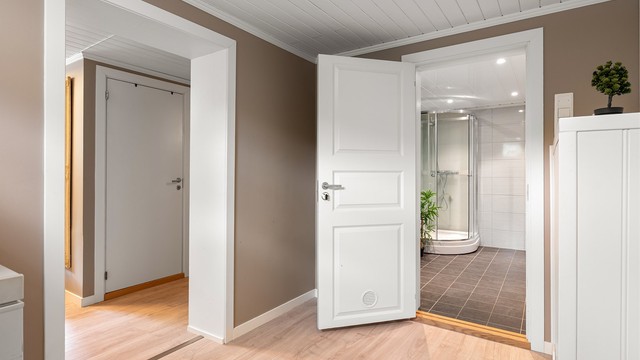 Det er gulvvarme også i underetasjens bad og gang.