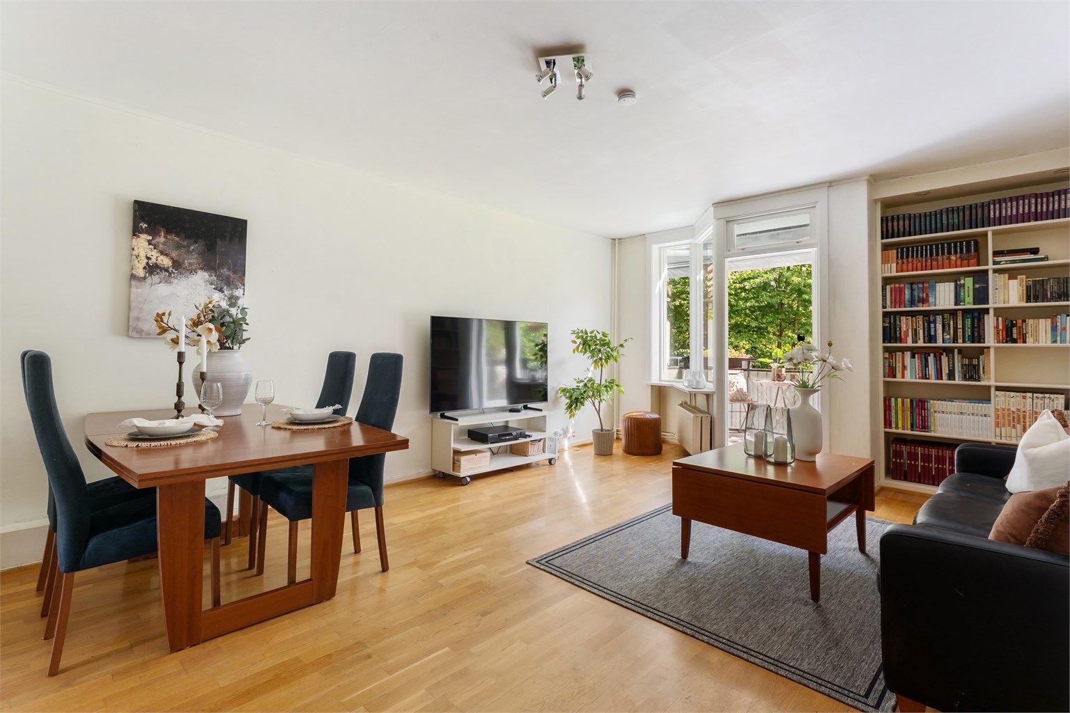 Stuen har god plass til både sofagruppe og spisebord.