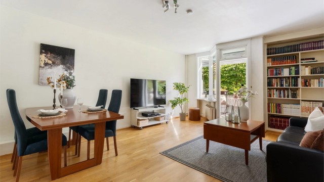 Stuen har god plass til både sofagruppe og spisebord.