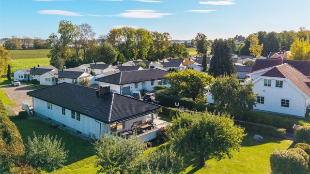 Tomten fremstår som lettstelt og innbydende, med gode parkeringsforhold og en skjermet atmosfære.