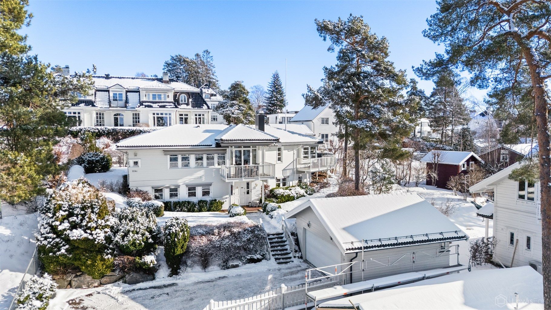 Eiendommen ligger tilbaketrukket i andre husrekke fra vei. Dobbelgarasje på 35 kvm