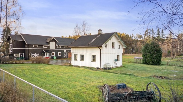 Gamle Kongsbergvei 450 - Enebolig med landlig beliggenhet og låve med stor lagringsplass. Eiendommen har behov for renovering.
Foto: Emotional Landscape Production Ole Thoresen