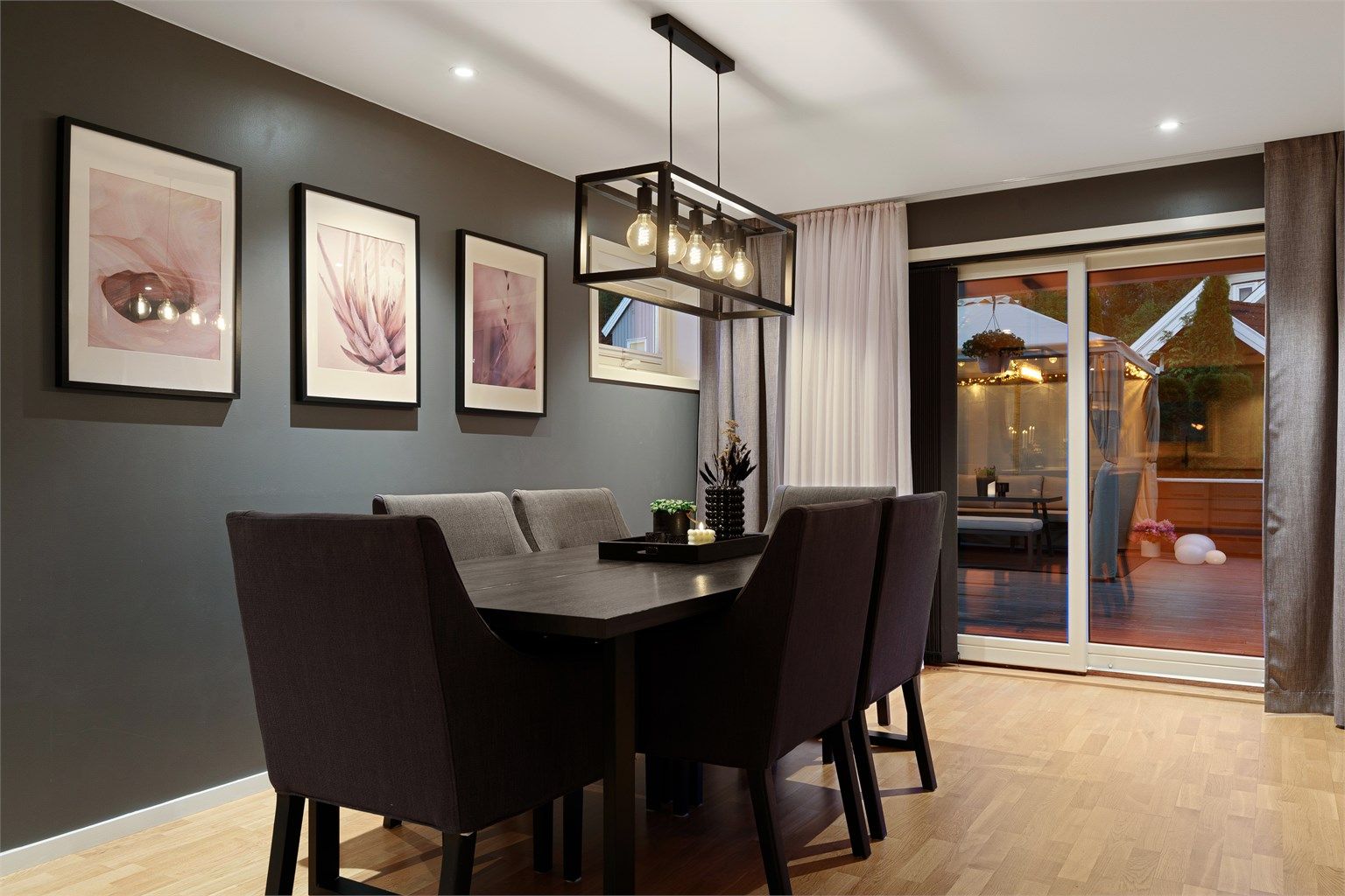 Det er god plass til spisestue i stuen - Skyvedør til terrasse