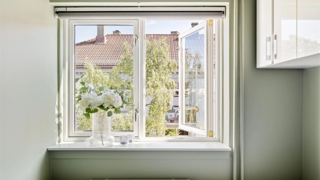 Store vindusflater slipper inn godt med dagslys, og sammen med malte vegger skapes en lys og luftig atmosfære.