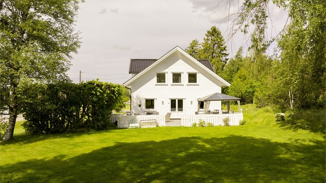 I den store hagen er det rikelig med plass til leker og spill samt gode muligheter for husdyrhold.