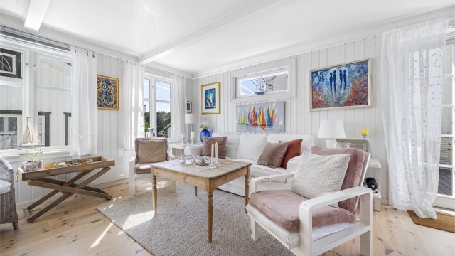 Stuen har utgang til treterrassen, noe som utvider oppholdsarealet i sesong.