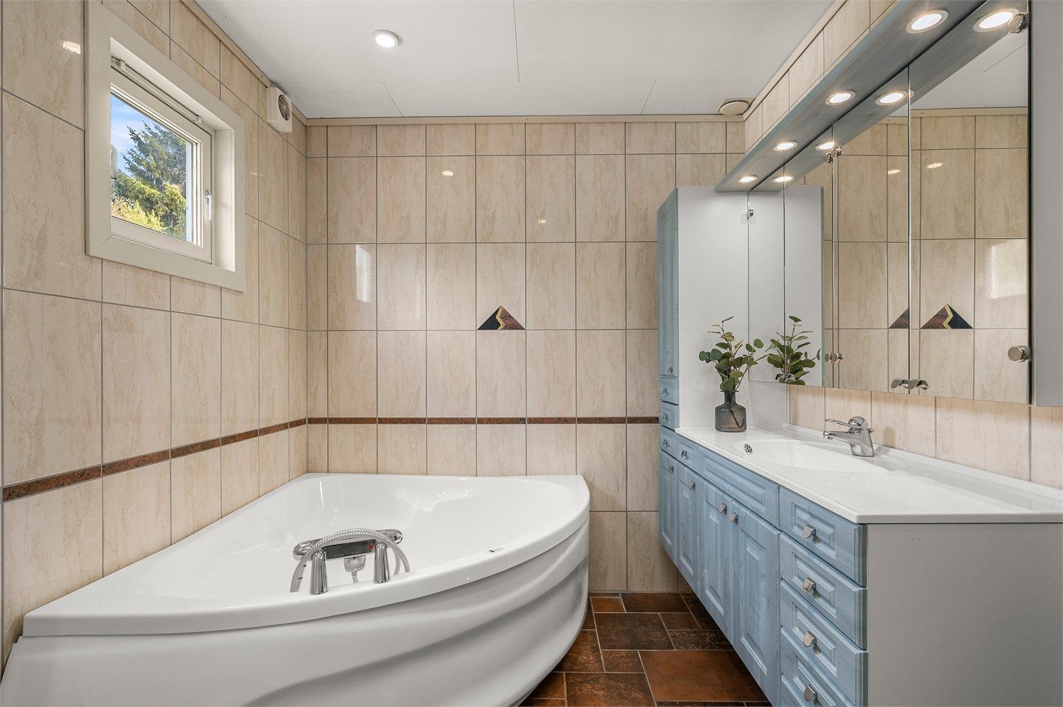 Pent flislagt bad med gulvvarme og downlights i himling. 