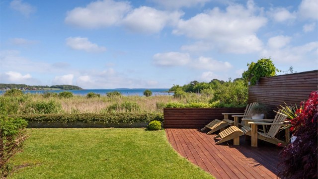 I hagen på nedsiden er det bygd en fin markterrasse helt i hjørnet, nærmest savannen . Denne har dekke av tre, skjermende levegger i bakkant og et areal på ca. 9 kvm. Leveggene er utstyrt med blomsterkasser slik at man kan få en ekstra frodig uteplass.