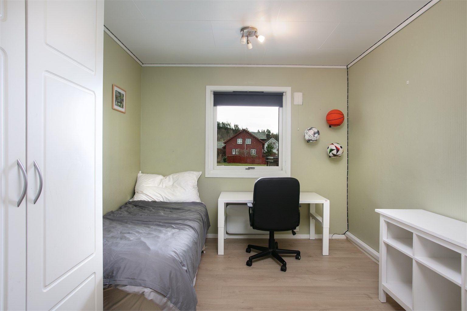 Soverom nr. 2 med plass til seng, skrivepult og oppbevaring.