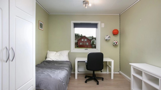 Soverom nr. 2 med plass til seng, skrivepult og oppbevaring.