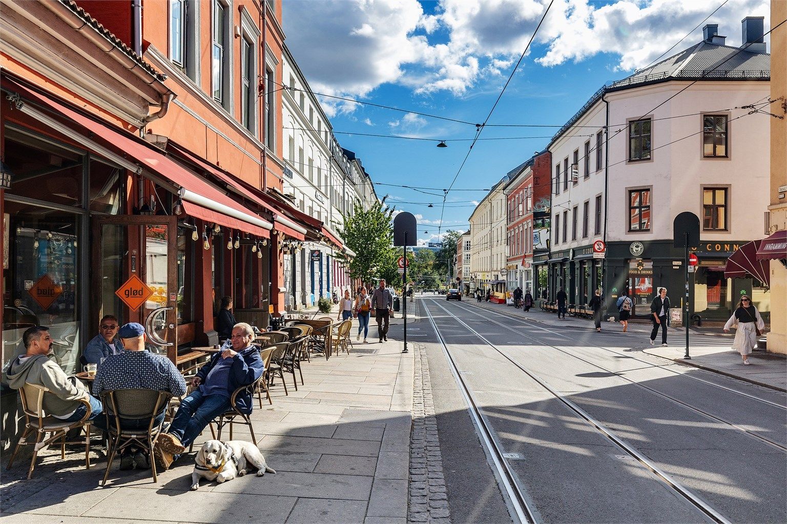 Thorvald Meyers gate er kjent for sine gamle bygårder, trivelige kafeer, barer, små butikker og et pulserende byliv som tiltrekker seg både lokale og besøkende.