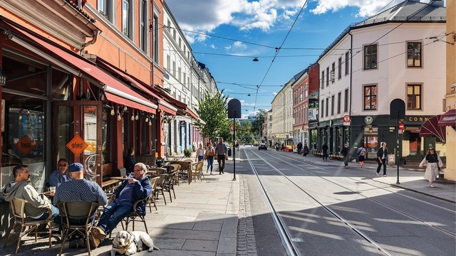 Thorvald Meyers gate er kjent for sine gamle bygårder, trivelige kafeer, barer, små butikker og et pulserende byliv som tiltrekker seg både lokale og besøkende.
