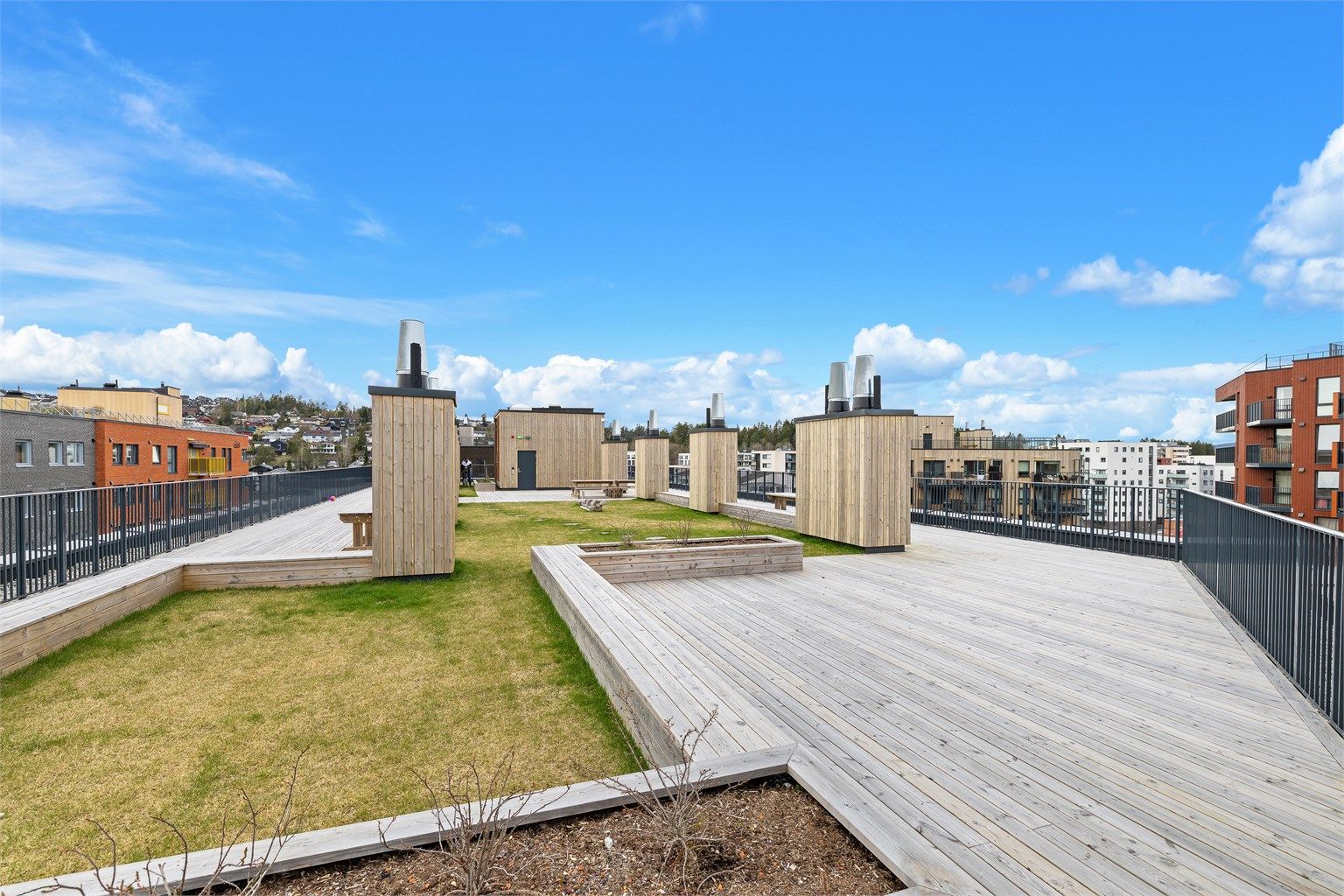 Borettslaget disponerer en felles takterrasse. Her kan solen nytes hele dagen.