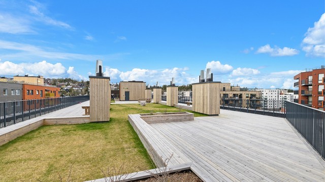 Borettslaget disponerer en felles takterrasse. Her kan solen nytes hele dagen.