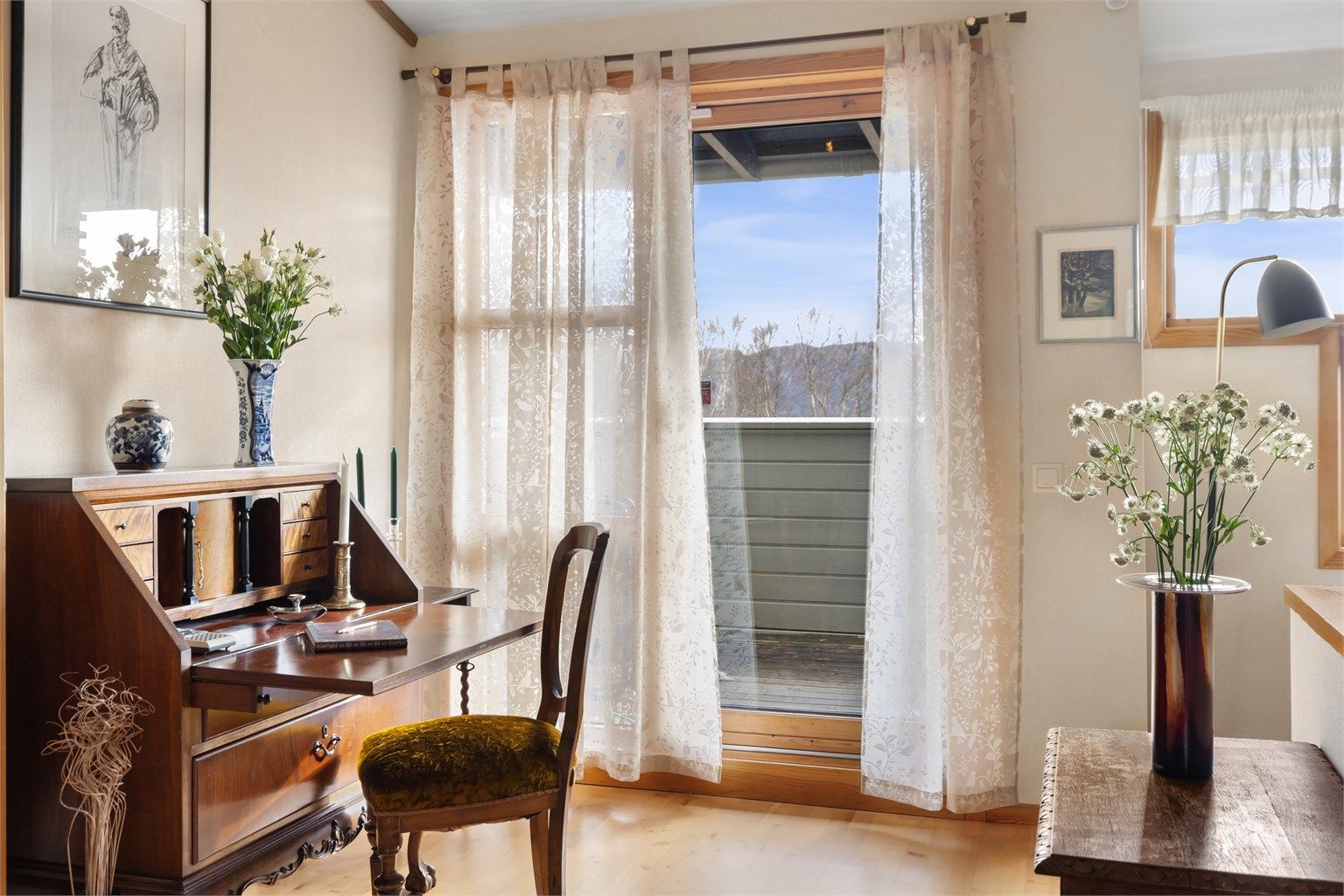 Fra stuen er det direkte utgang til en balkong på 6 m².