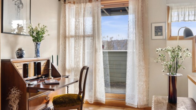 Fra stuen er det direkte utgang til en balkong på 6 m².
