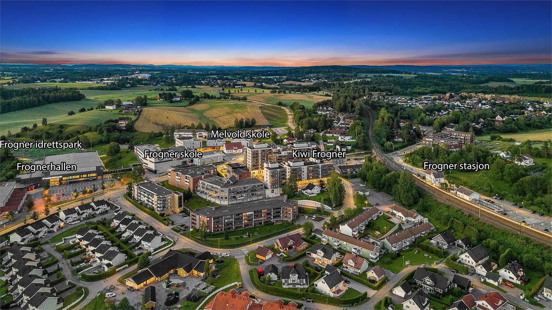 Boligen ligger kort vei fra Frogner sentrum, med togstasjon, idrettspark, skole, restaurant mm. 