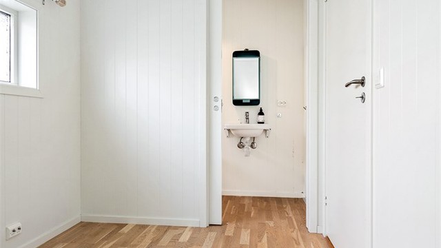Fra soverommet er det direkte tilgang til et praktisk toalettrom. Her er det også adkomst til kryploft via trappeluke og stige. Loftet har gode oppbevaringsmuligheter
