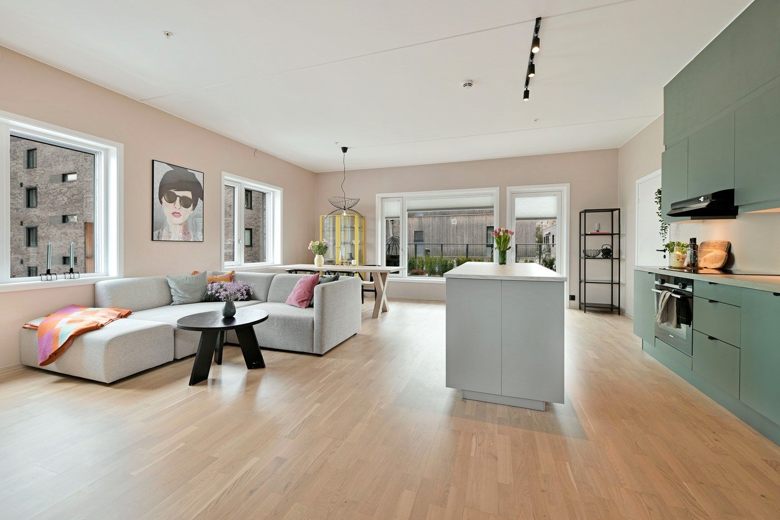 Sebastian Håbesland v/Krogsveen presenterer Harriet Backers vei 54 - endeleilighet med høy himling, store vindusflater og utgang til solrik uteplass