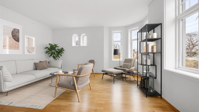 Krogsveen Sunnmøre v/Eiendomsmegler Christian Nogva Aarseth har gleden av å presentere en stor og romslig eierleilighet beliggende i Steinvågvegen 23 på Aspøya