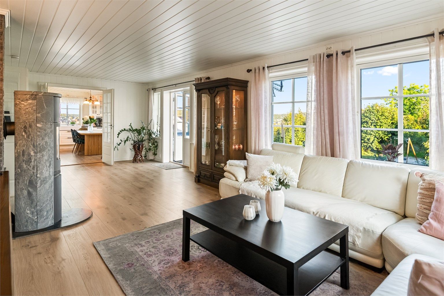 Her er det rikelig med plass til både TV-krok og spisestue om ønskelig.