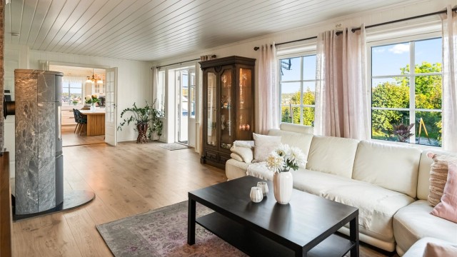 Her er det rikelig med plass til både TV-krok og spisestue om ønskelig.