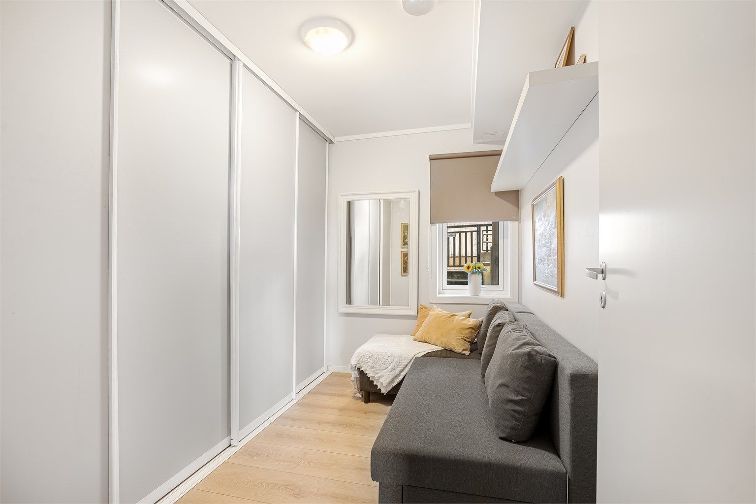 Soverom med skyvedørsgarderobe som gir rikelig med lagringsplass. 