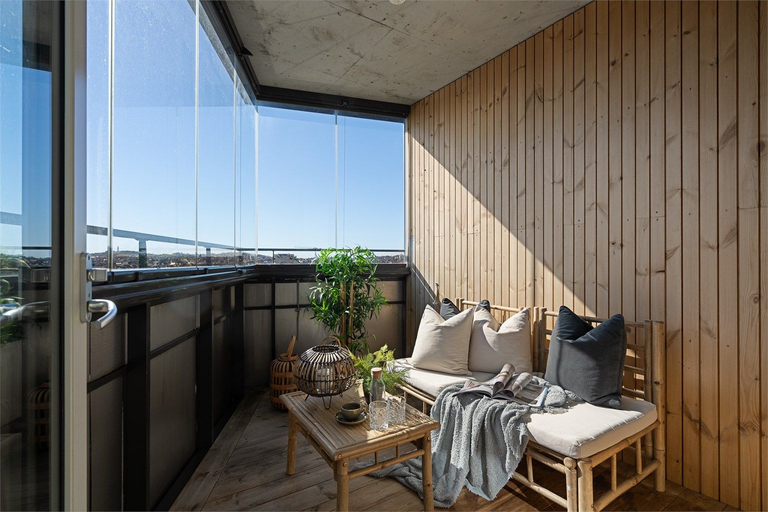 Man kan trekke forbi glassvinduene på balkong og få inn både sjølukt og sol. 
