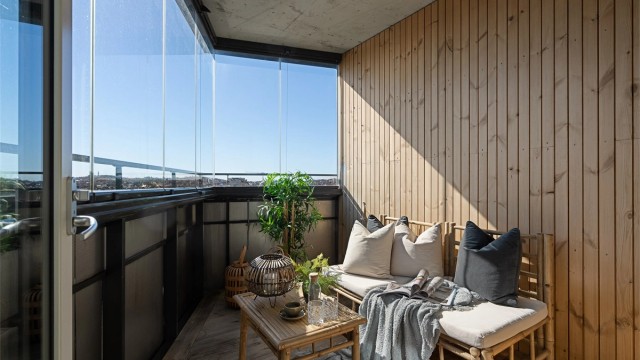 Man kan trekke forbi glassvinduene på balkong og få inn både sjølukt og sol.