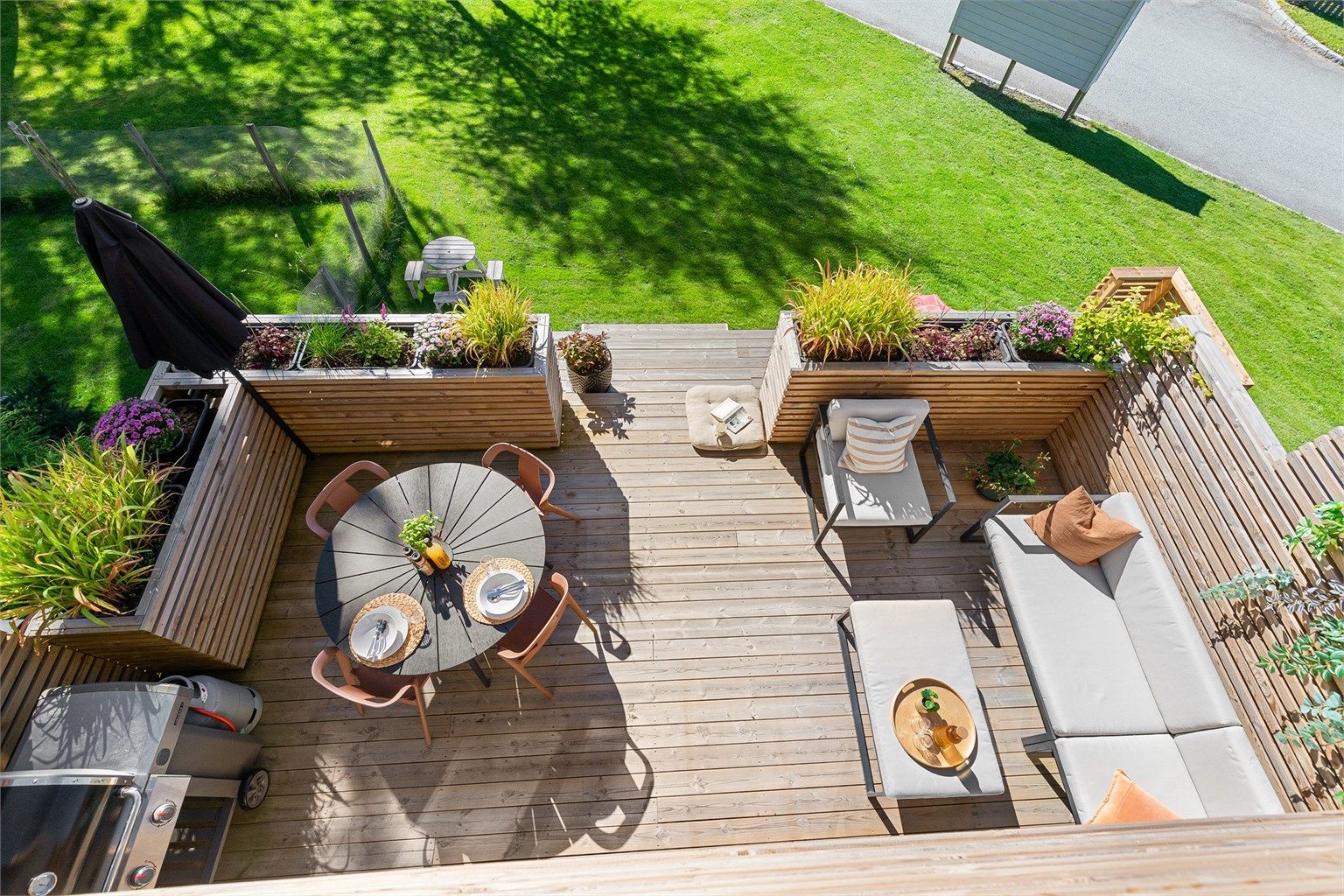 Terrasse med plass til diverse utemøbler og grill. Herfra har du også direkte adkomst til hage