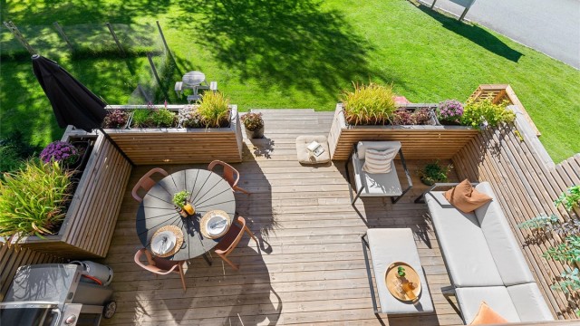 Terrasse med plass til diverse utemøbler og grill. Herfra har du også direkte adkomst til hage