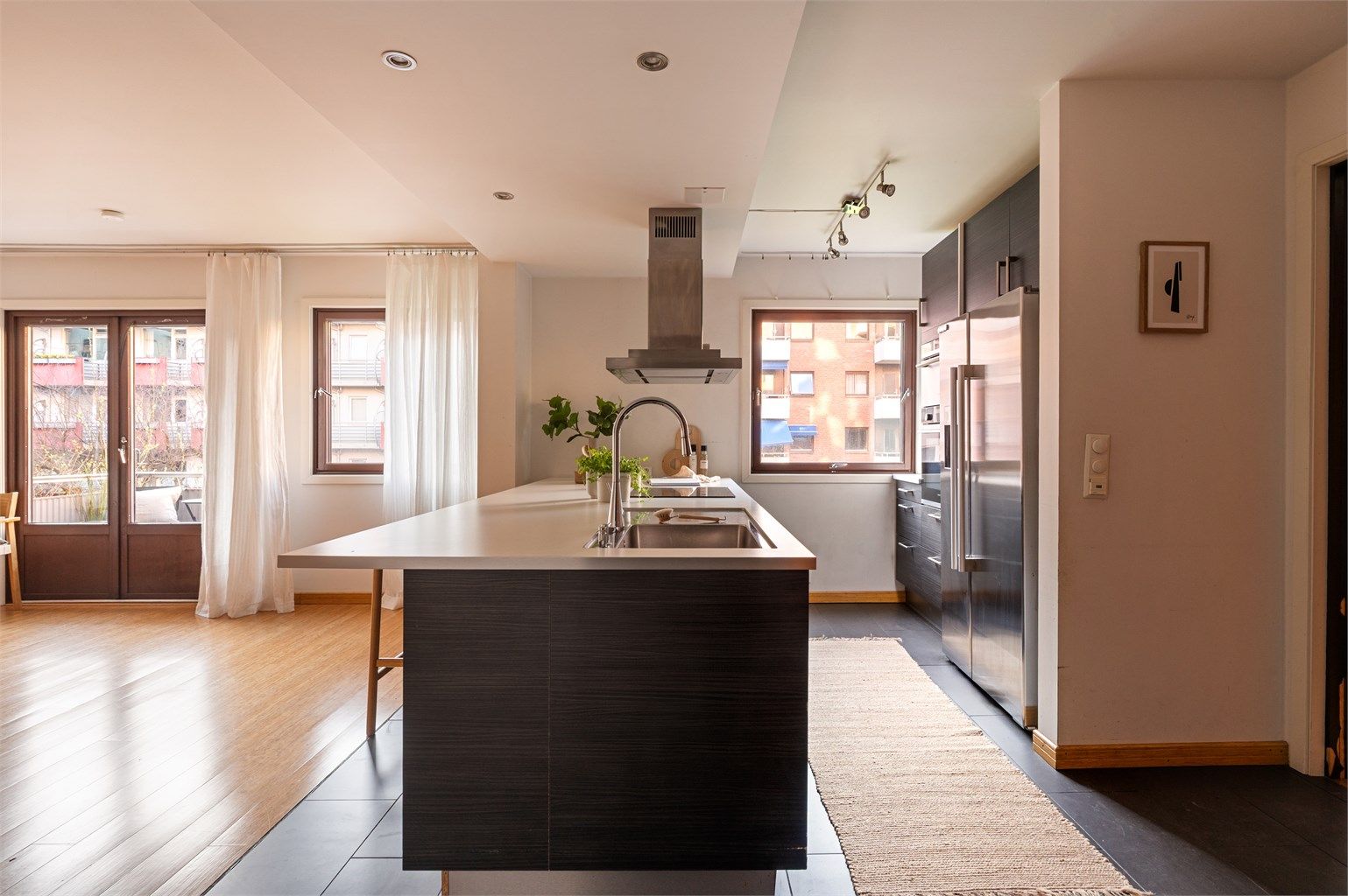 Kjøkkeninnredningen er levert av HTH og består av glatte fronter med laminert benkeplate.