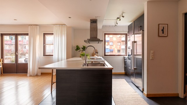 Kjøkkeninnredningen er levert av HTH og består av glatte fronter med laminert benkeplate.