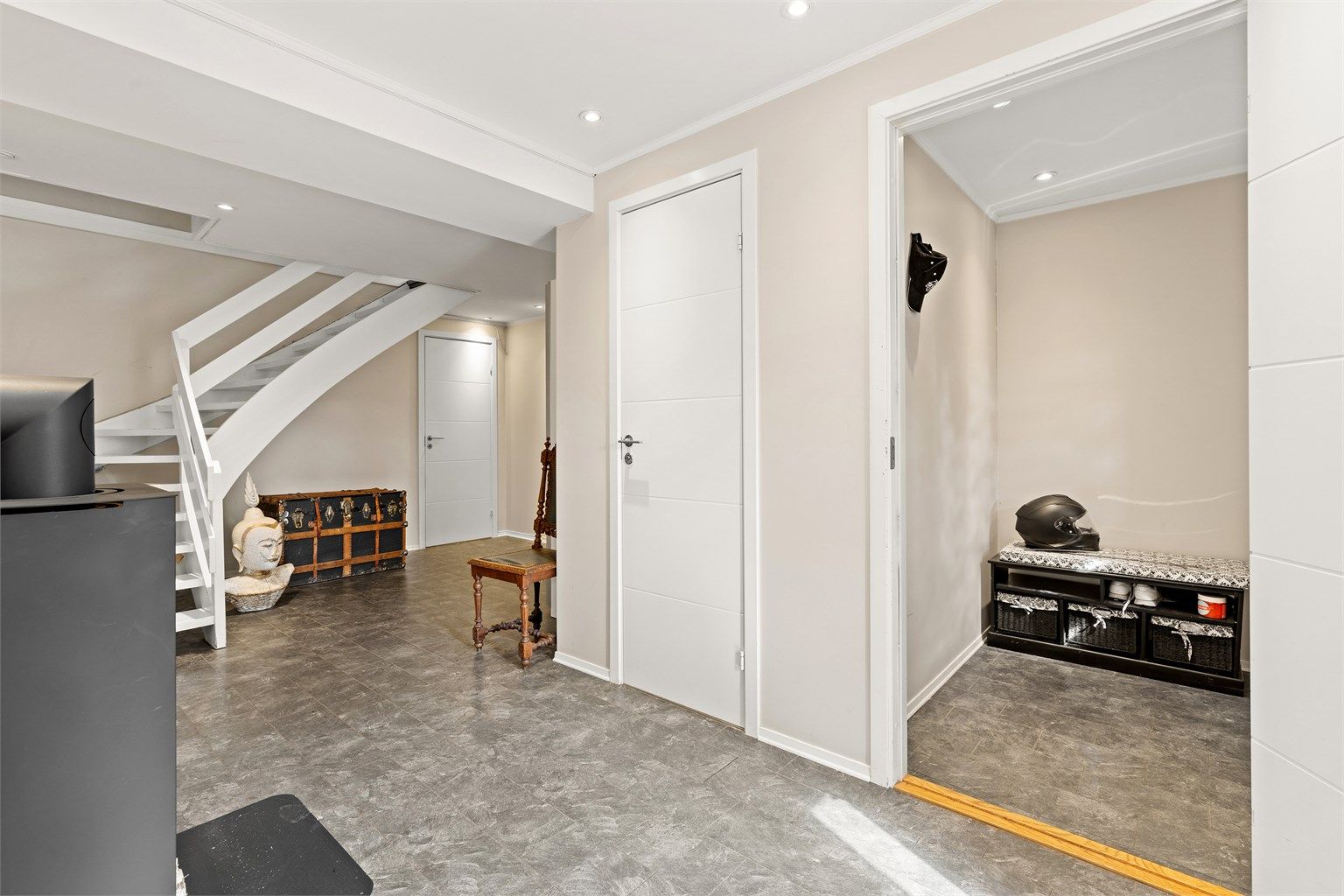 Hall/gang og dør til entré