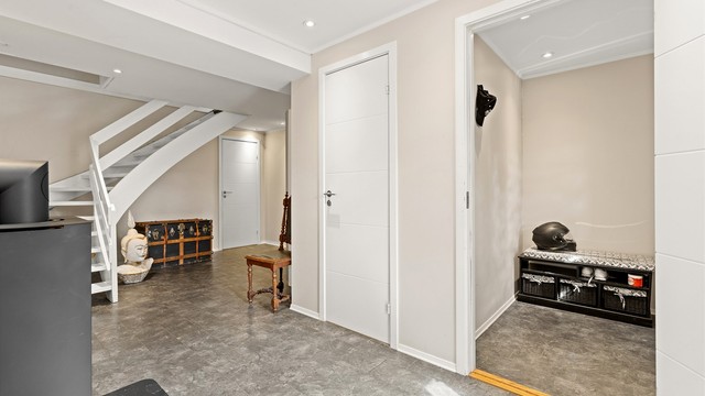 Hall/gang og dør til entré