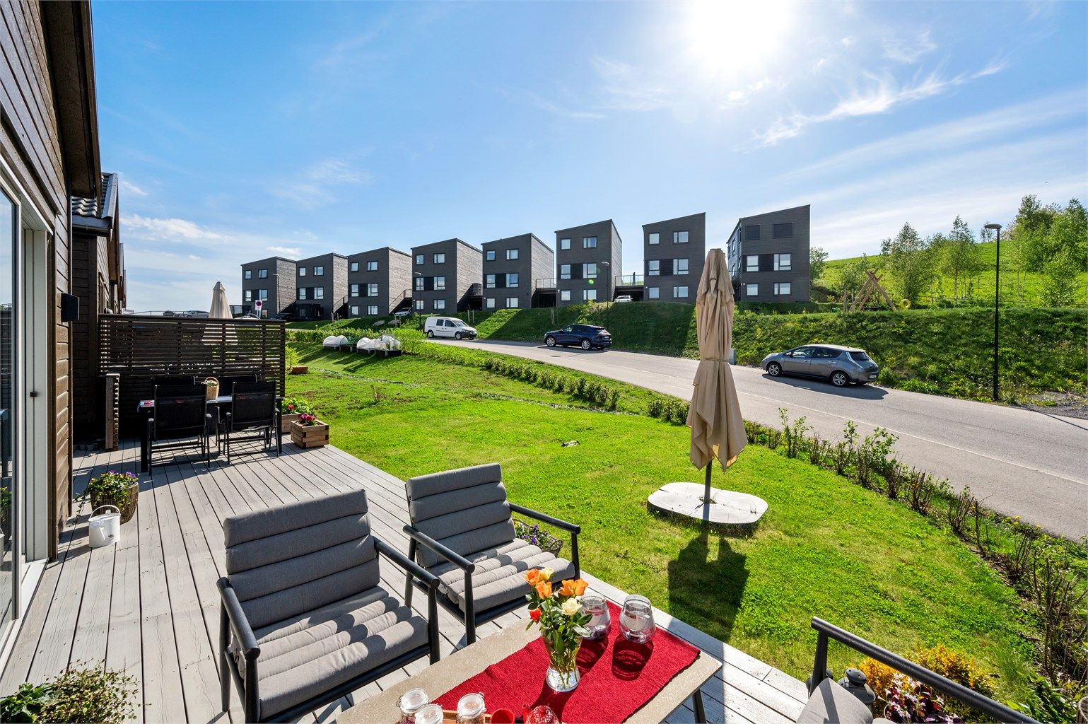 Boligen ligger øverst på feltet og har svært god intern beliggenhet. Området er attraktivt og ligger i landlige omgivelser som passer utmerket for barnefamilier. I umiddelbar nærhet finner du en ny og flott lekeplass for barna. 