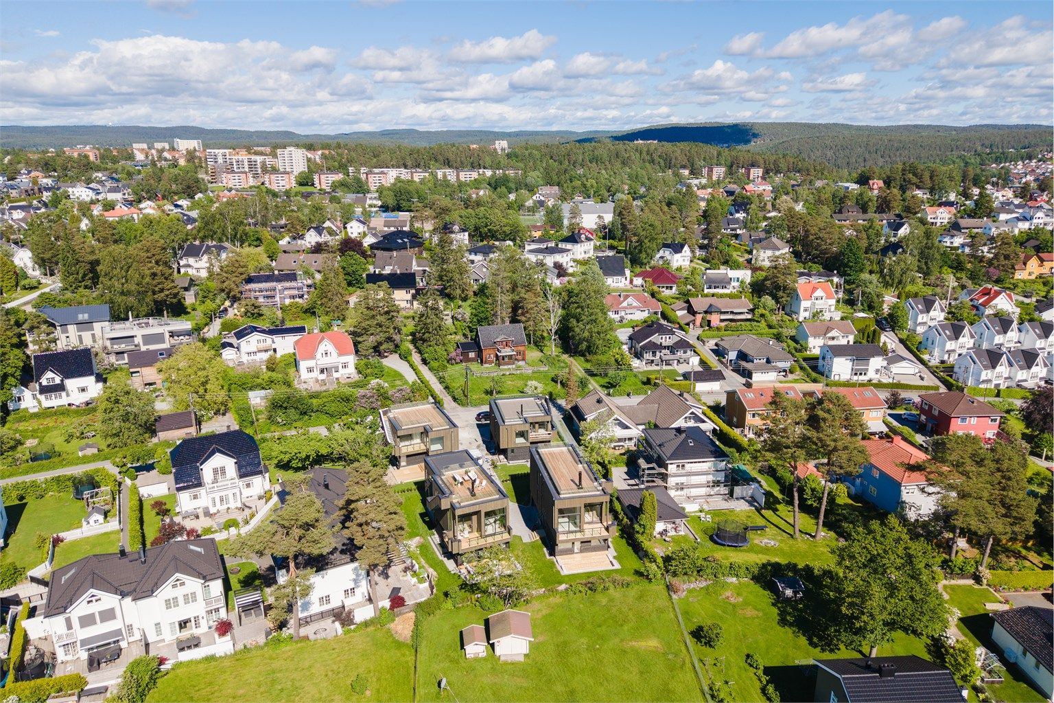 Dette er en unik, arkitekttegnet enebolig, skapt for deg som verdsetter moderne design, gjennomtenkte løsninger og høy bokvalitet. Her går arkitektur, funksjonalitet og beliggenhet hånd i hånd, i et hjem som gir deg noe utenom det vanlige
