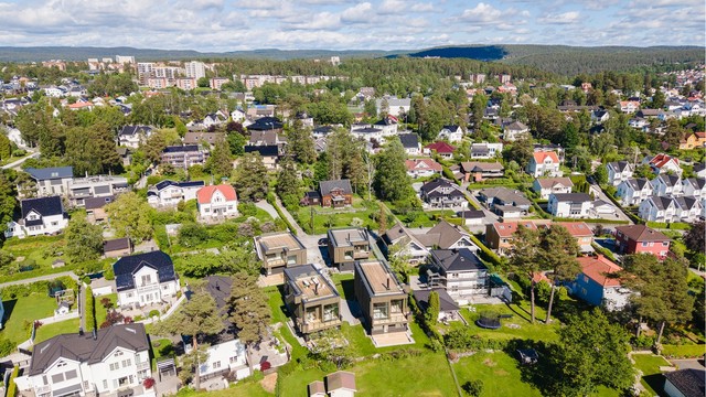 Dette er en unik, arkitekttegnet enebolig, skapt for deg som verdsetter moderne design, gjennomtenkte løsninger og høy bokvalitet. Her går arkitektur, funksjonalitet og beliggenhet hånd i hånd, i et hjem som gir deg noe utenom det vanlige