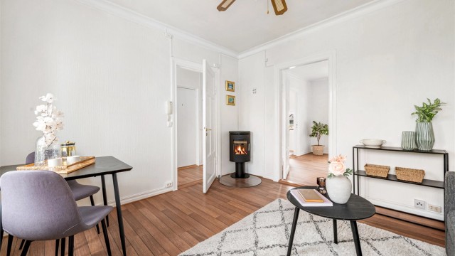 En peisovn med glassdør gir ekstra varme og en hyggelig atmosfære i stuen.