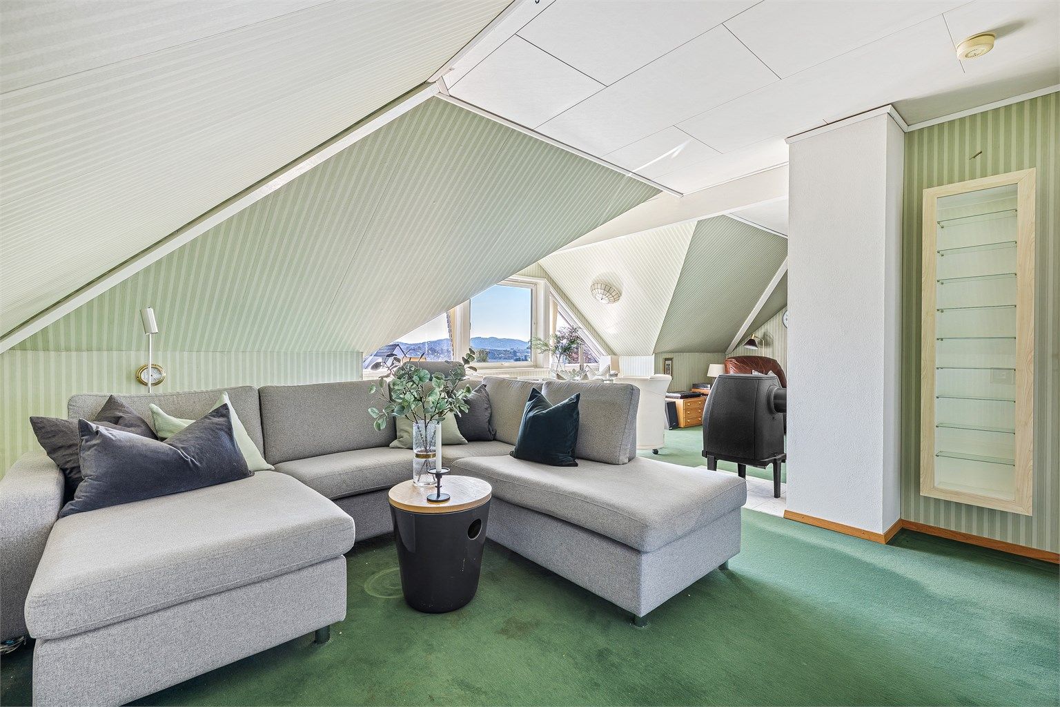 Loftstue med rikelig med plass til å innrede med stor salong. 