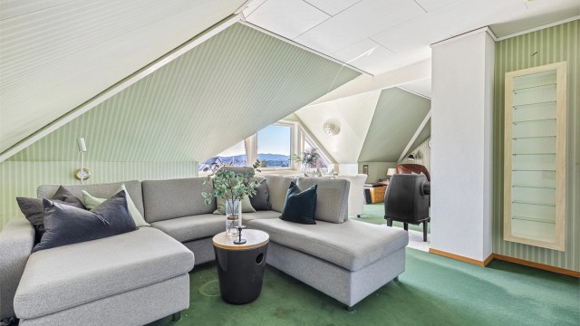 Loftstue med rikelig med plass til å innrede med stor salong.