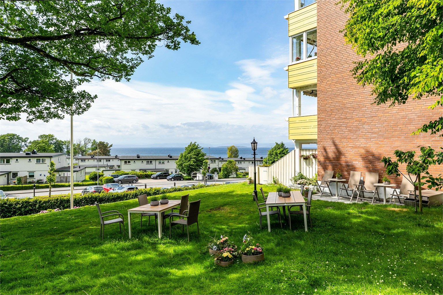 Få om noen andre boligområder langs fjorden kan vise til en tilsvarende beliggenhet som Refsnes når utsikt, solforhold og nærhet til sjøen tas med i betraktning.