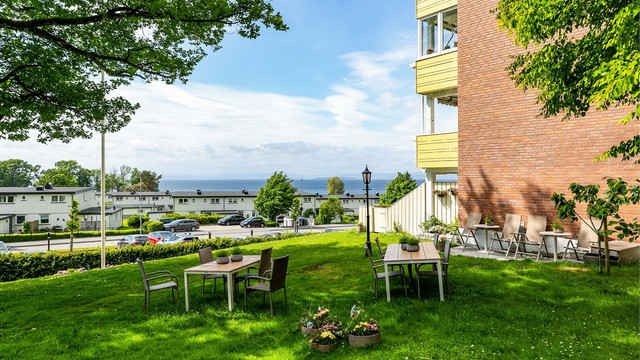 Få om noen andre boligområder langs fjorden kan vise til en tilsvarende beliggenhet som Refsnes når utsikt, solforhold og nærhet til sjøen tas med i betraktning.