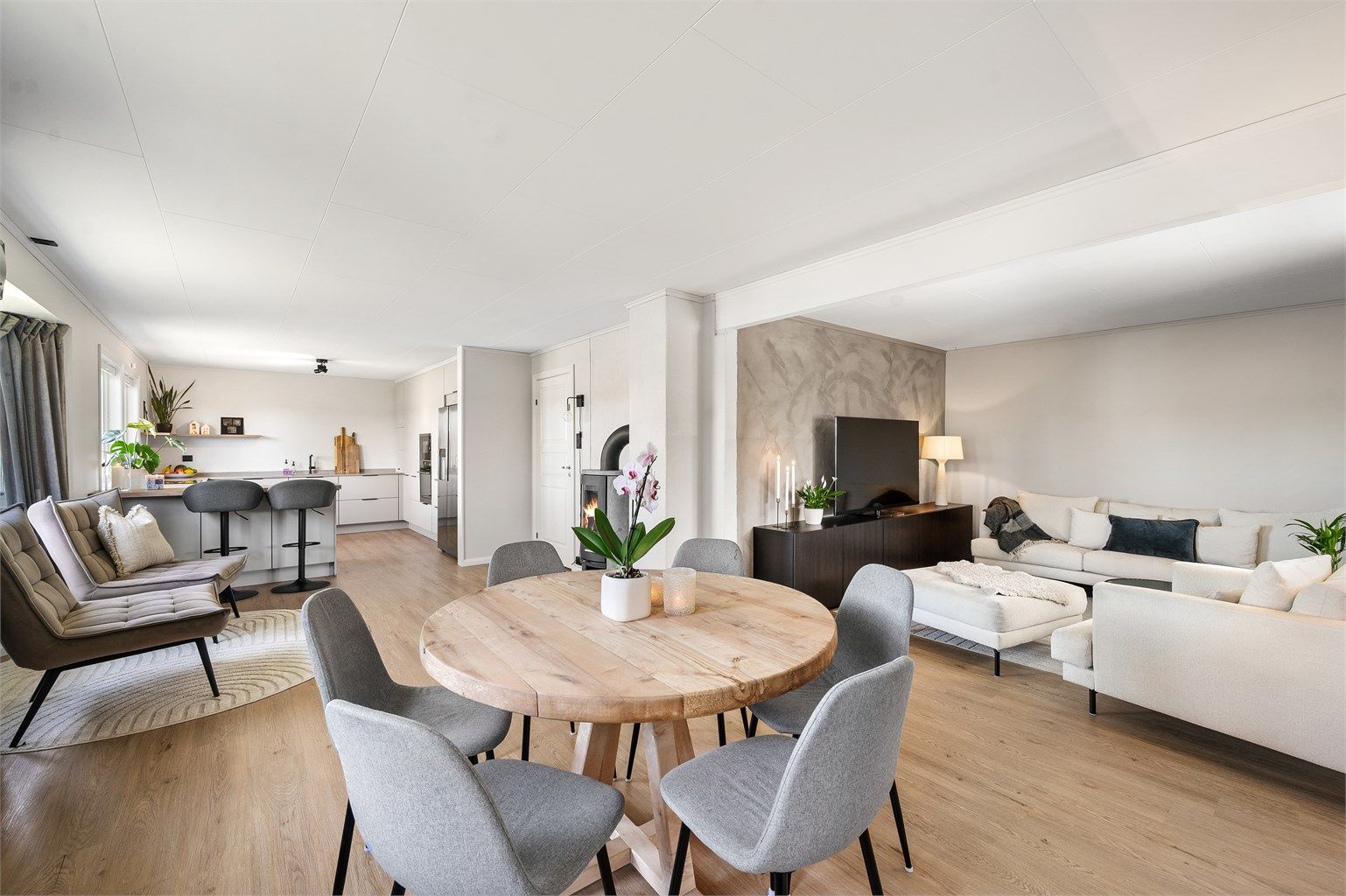 Stuen er romslig og åpen, og har god plass til både spisebord og en stor sofagruppe.