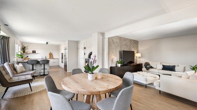 Stuen er romslig og åpen, og har god plass til både spisebord og en stor sofagruppe.