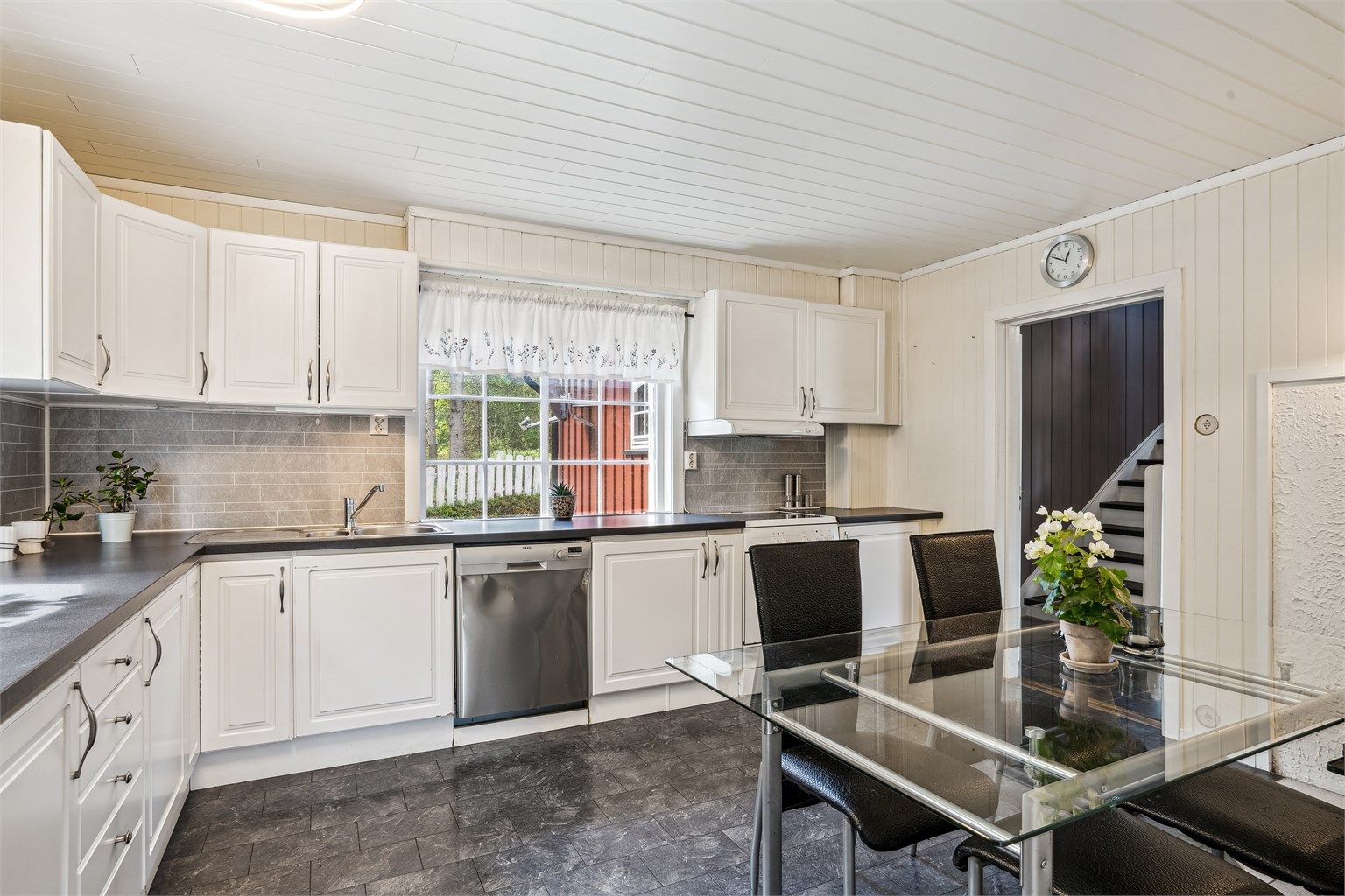 Kjøkkeninnredning med profilerte fronter.